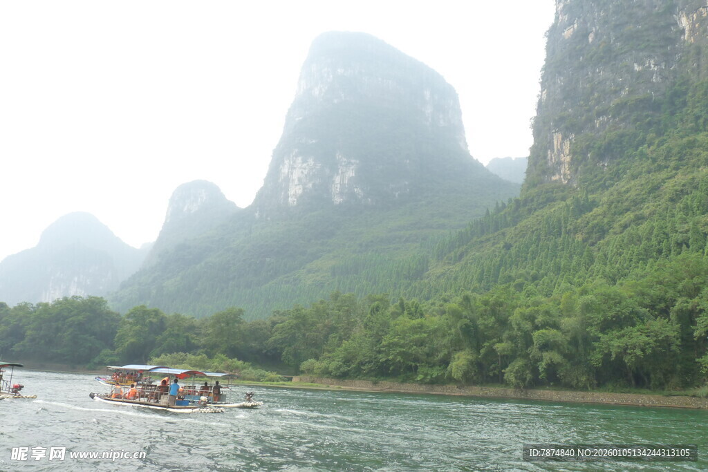 漓江山水间的游船美景
