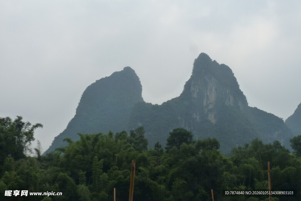秀丽山峰隐于葱郁林木间