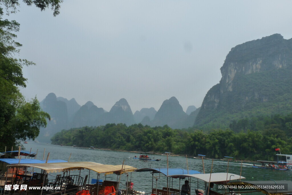 漓江山水间的江畔风光