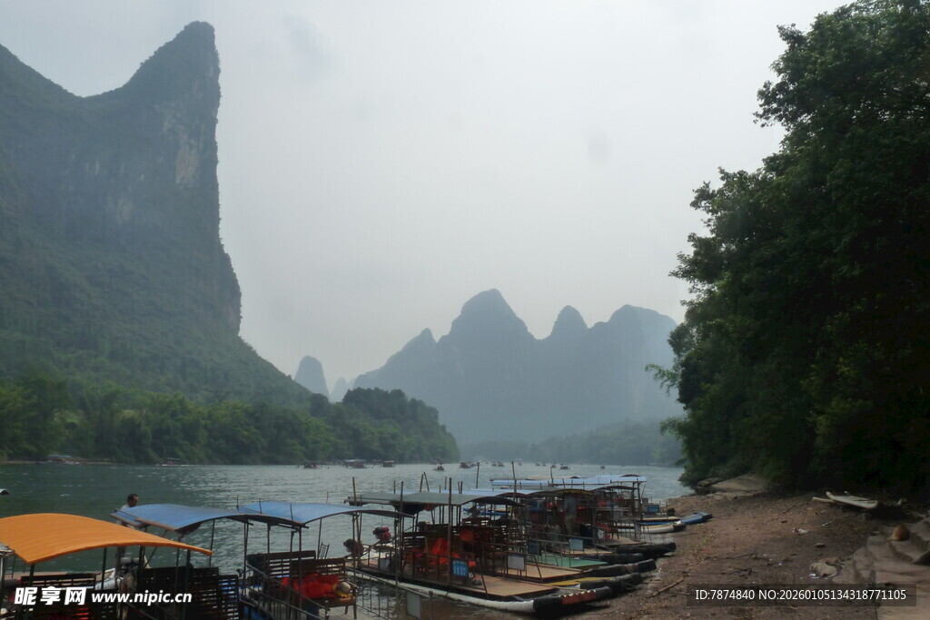 漓江畔船只停泊山水景