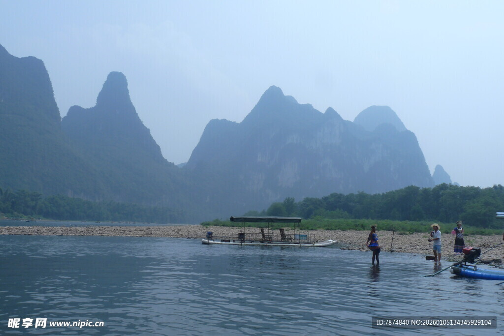 漓江山水间的竹筏漂流