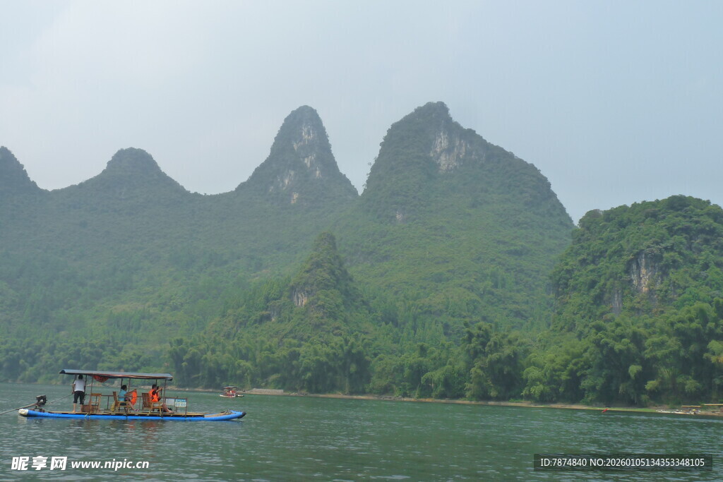 漓江山水间的竹筏漂流