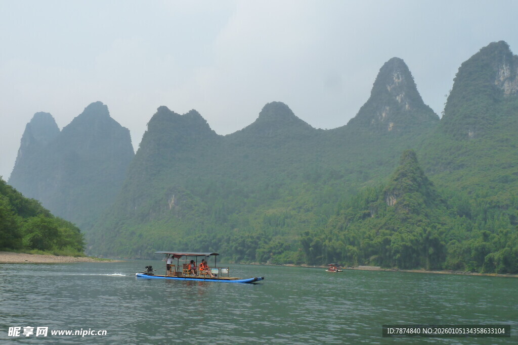 漓江山水间的悠然竹筏