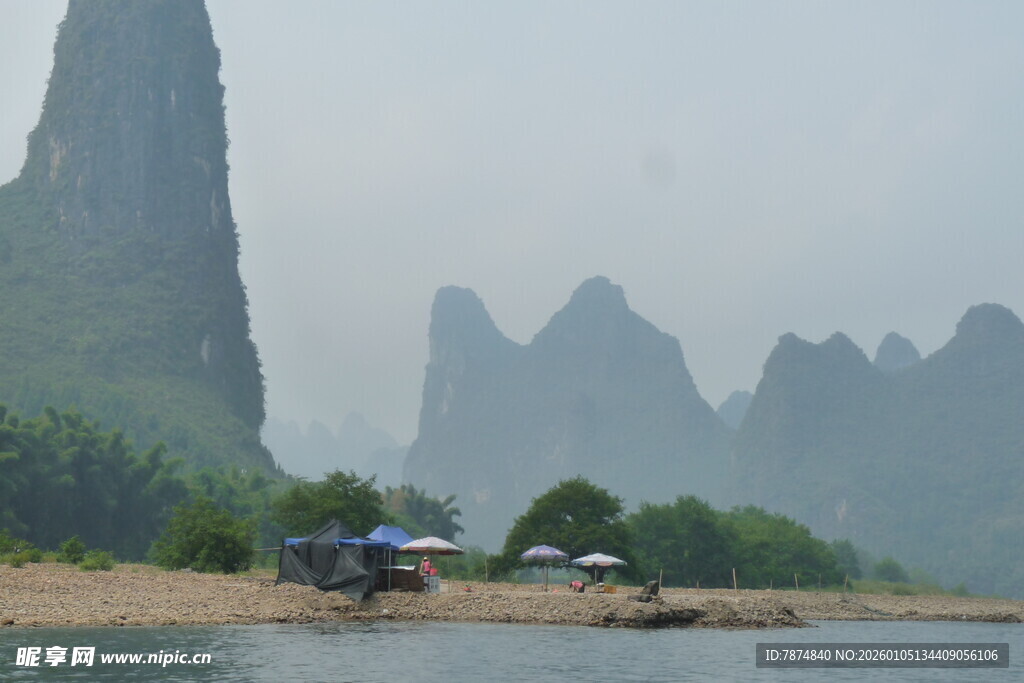 漓江山水间的江畔景致