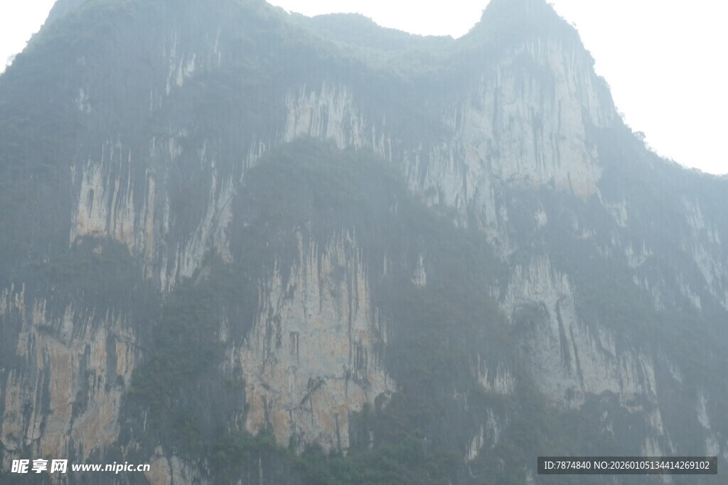 巍峨险峻的壮丽山峰