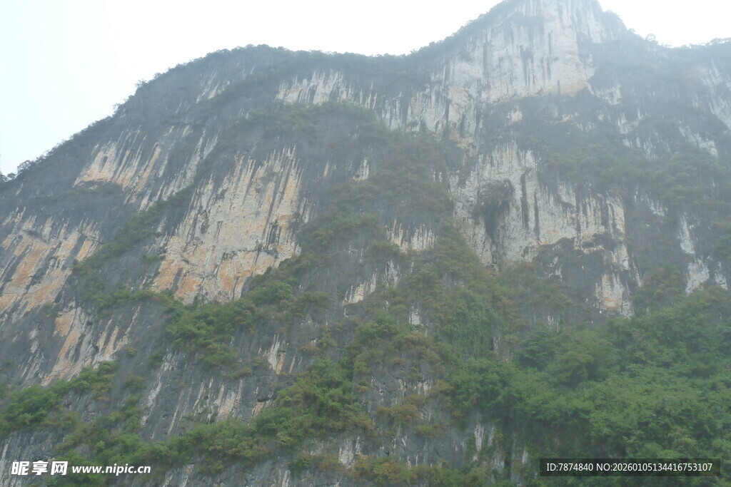巍峨险峻的壮丽山峰
