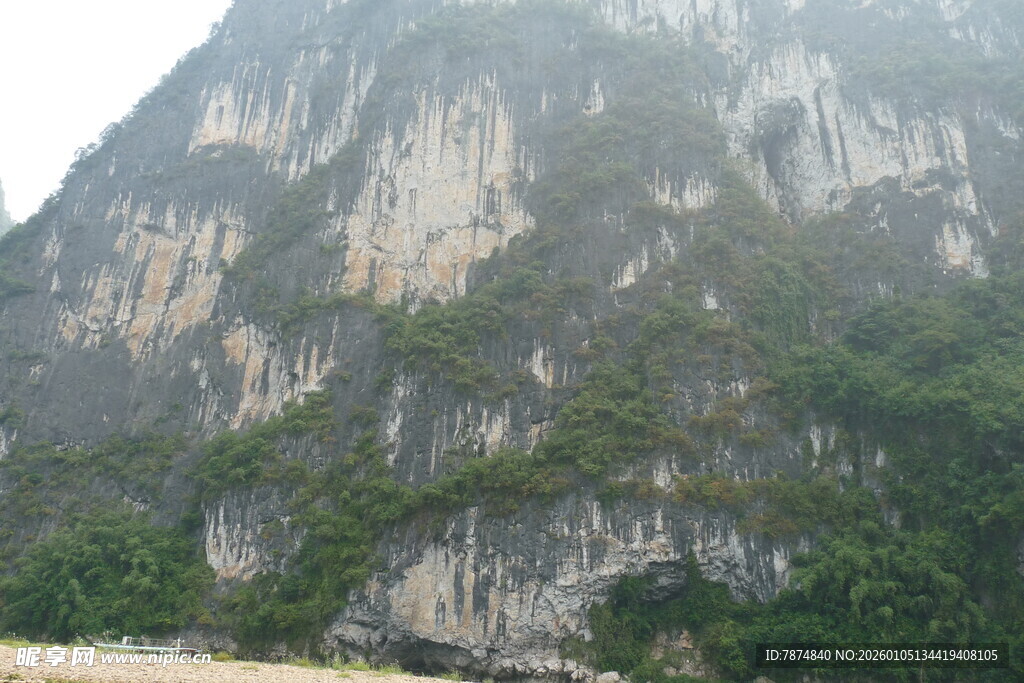 巍峨山峦 绿意点缀