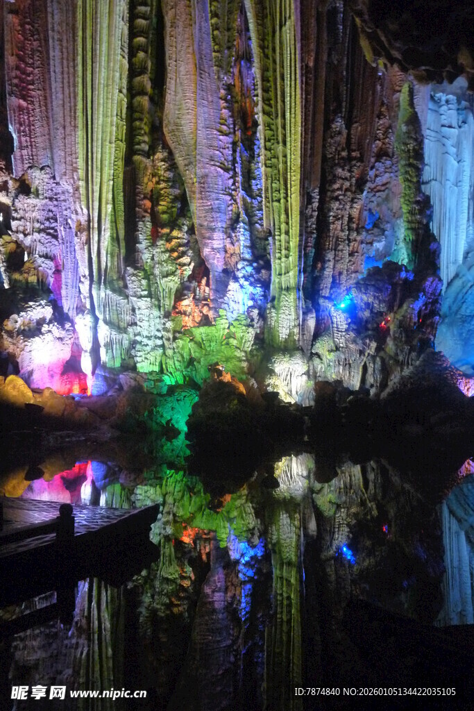 梦幻溶洞景观 五彩斑斓