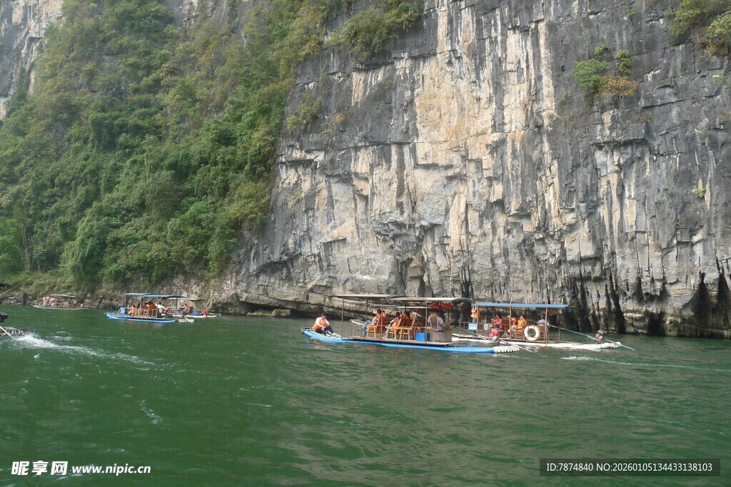 漓江山水间的游船风光