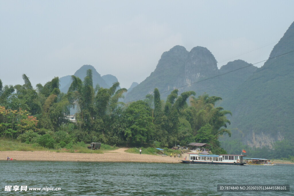 漓江山水间的游船风光