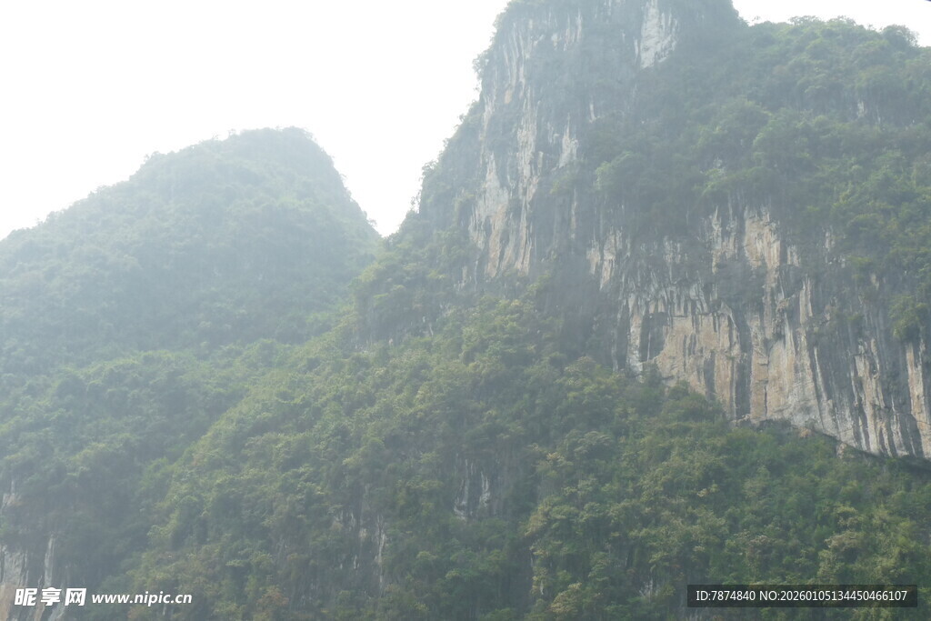 壮丽山峰 绿意盎然之景