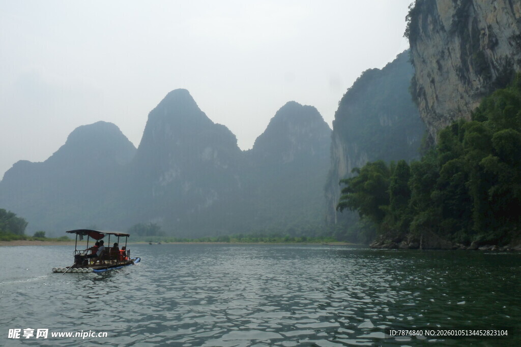 漓江山水间的悠然小船