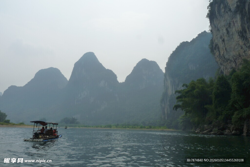 漓江山水间的竹筏泛舟