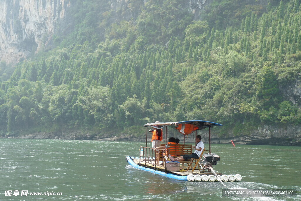 江上小船穿行青山绿水间
