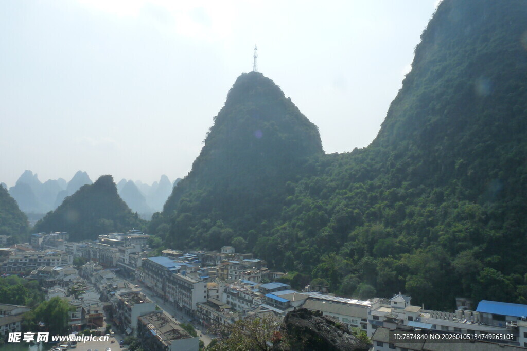 桂林山水间的城镇风光
