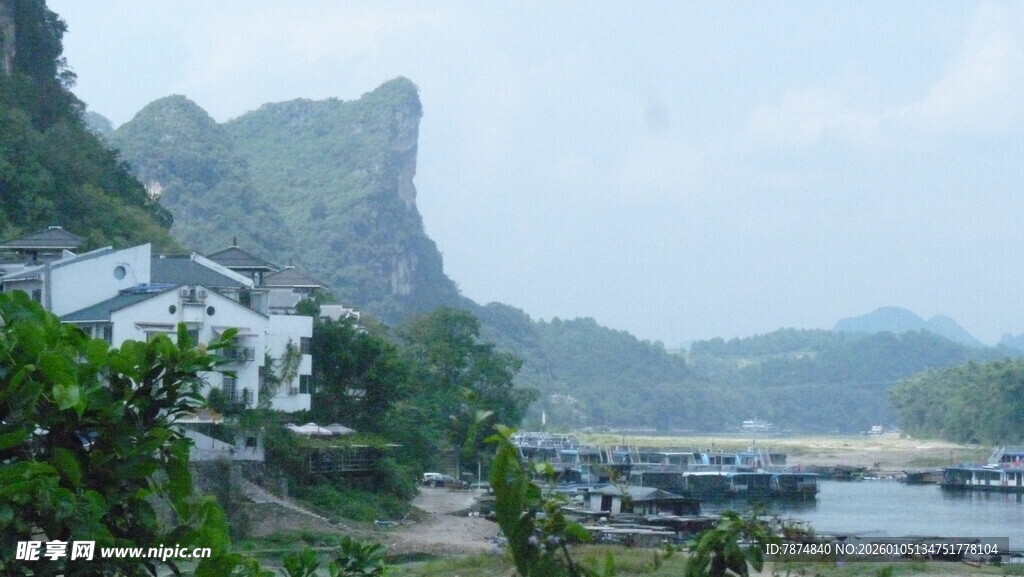 山水相依的江畔美景