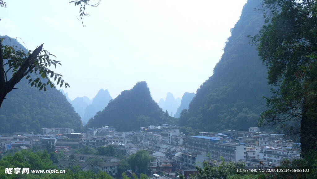 山水环绕的美丽村落