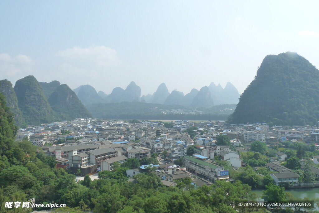 桂林山水间的城市风光
