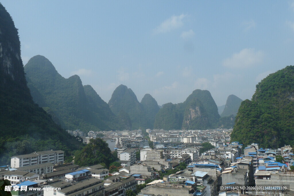 山水间的村落美景