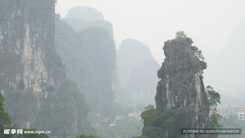 奇峰耸立的壮美山水景观