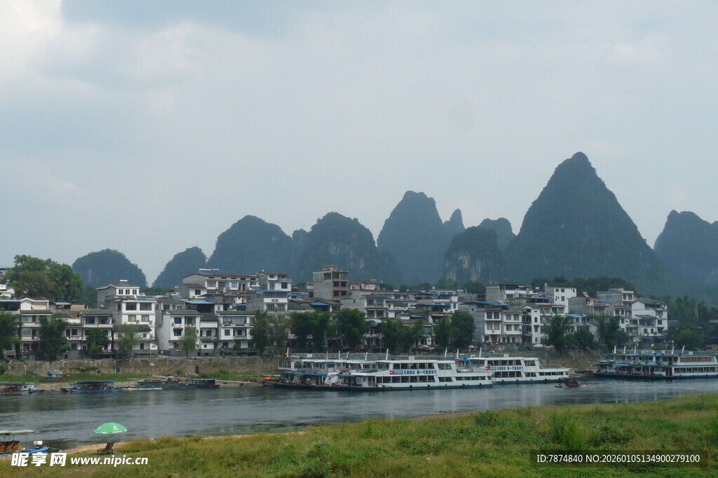 漓江畔的山水城镇风光