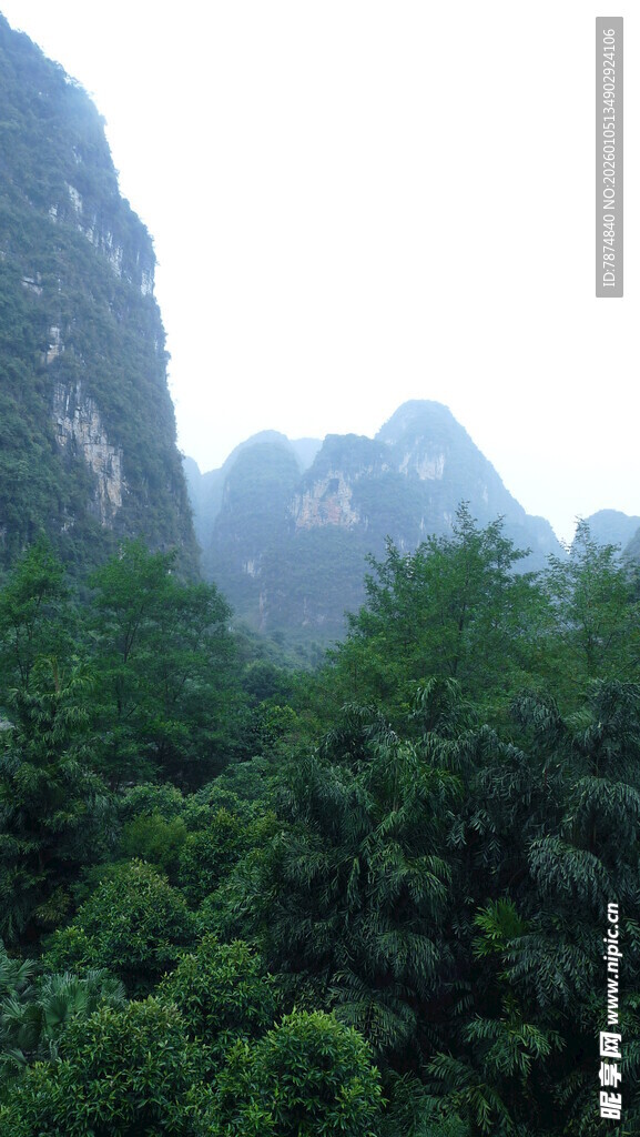 青山绿树间的秀丽景致
