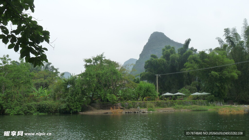 山水间的静谧湖泊风光