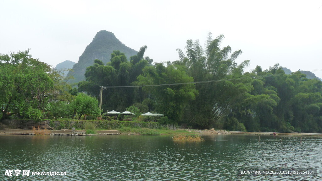 山水相依的秀丽自然景观