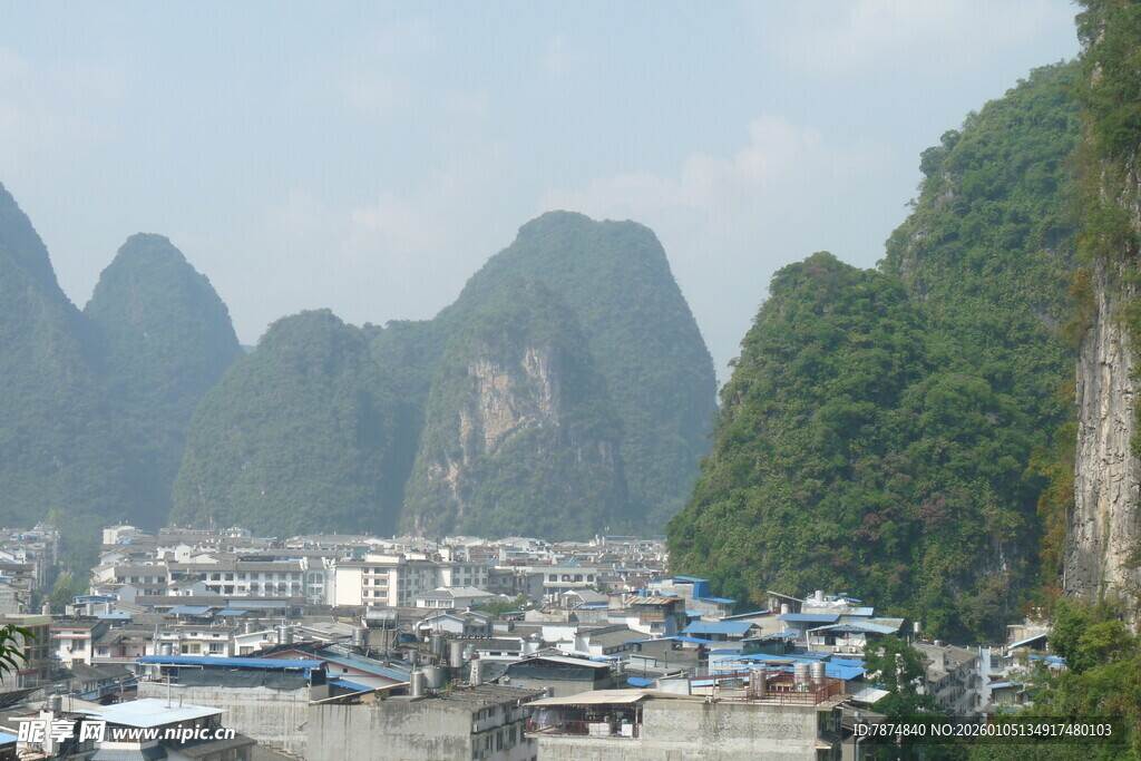 漓江畔的水上村落风光