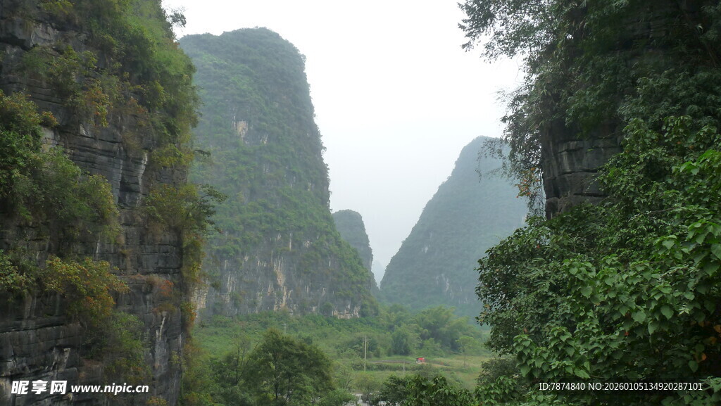 秀丽山水间的奇峰异景