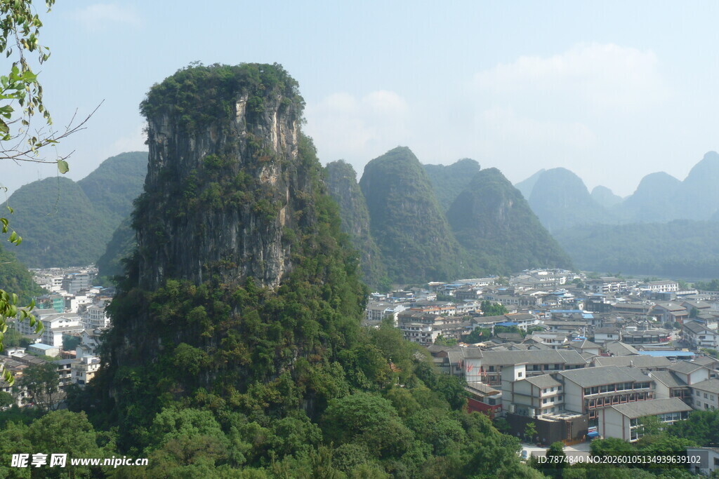 桂林奇峰下的城镇风光