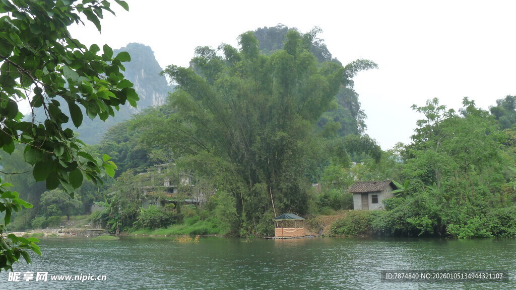 河畔绿树环绕的宁静风光