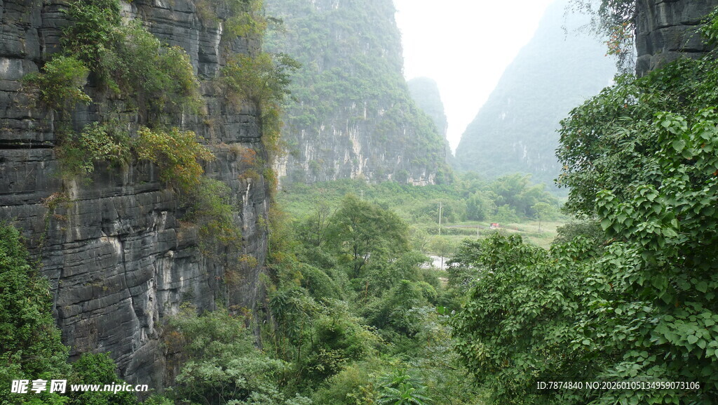 山间绿意盎然的秀丽景致