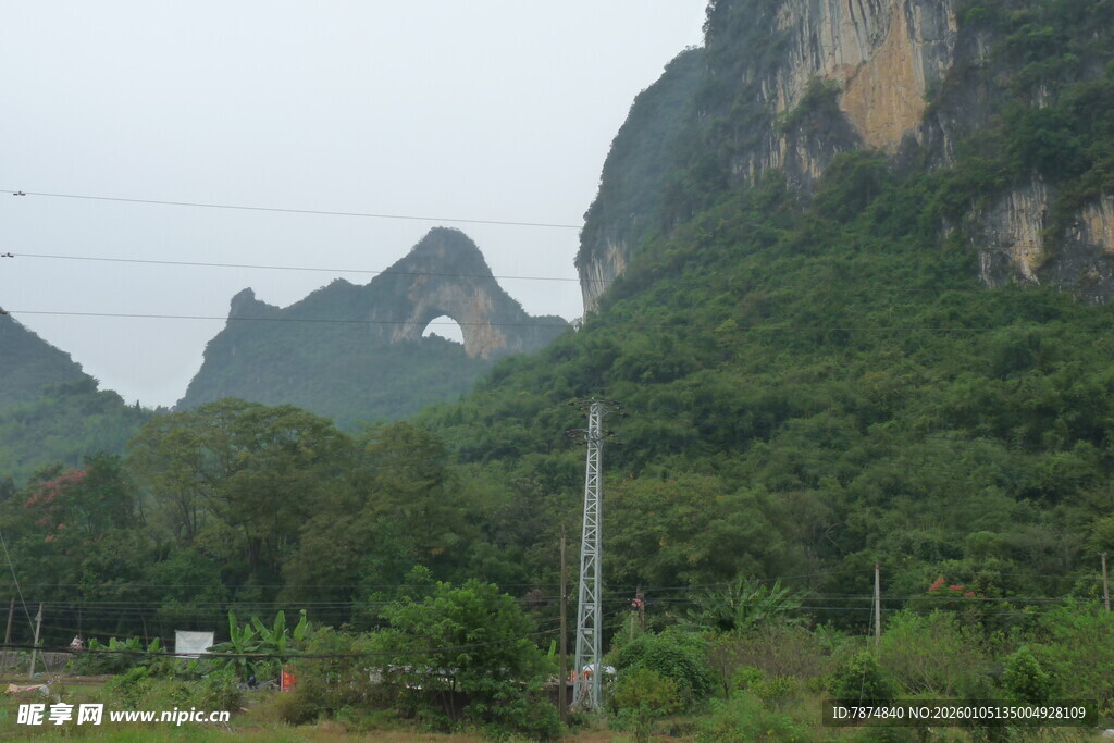 山间绿意盎然的秀丽景致