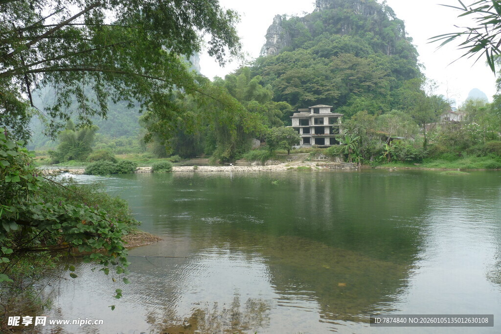 山水间的中式建筑美景