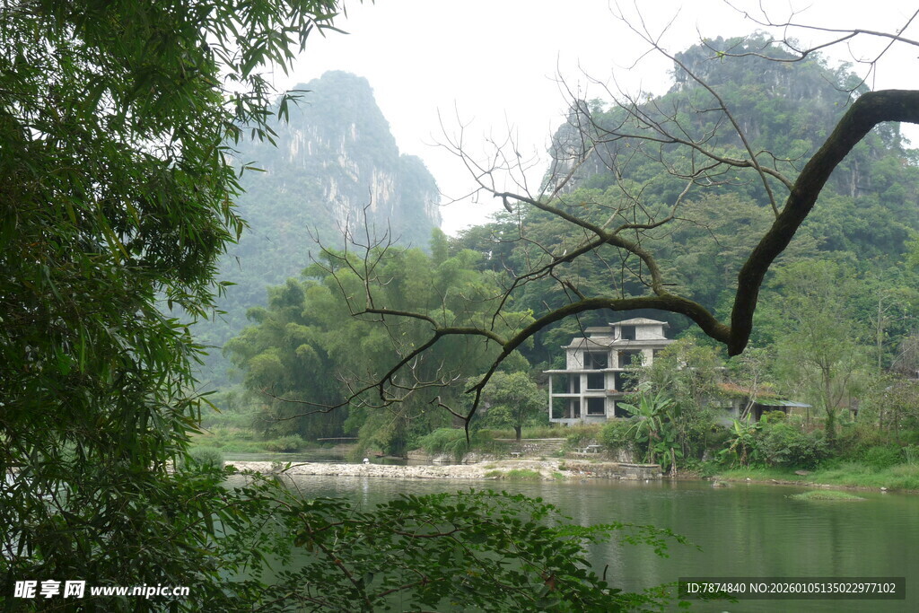山水间的静谧小屋