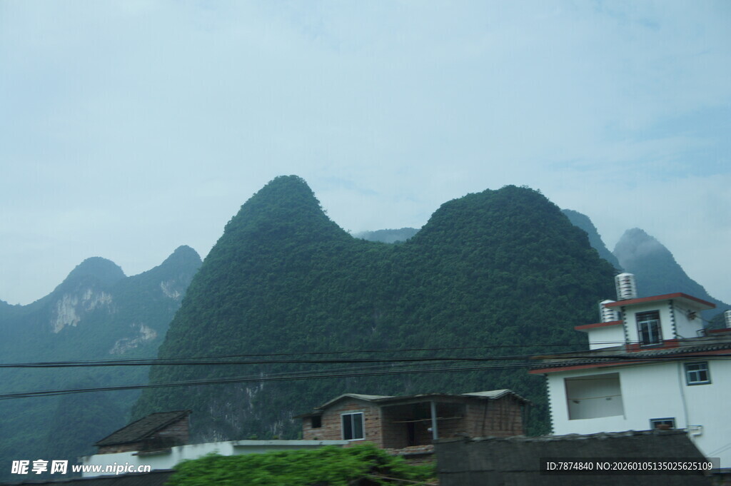 桂林山水间的古朴民居