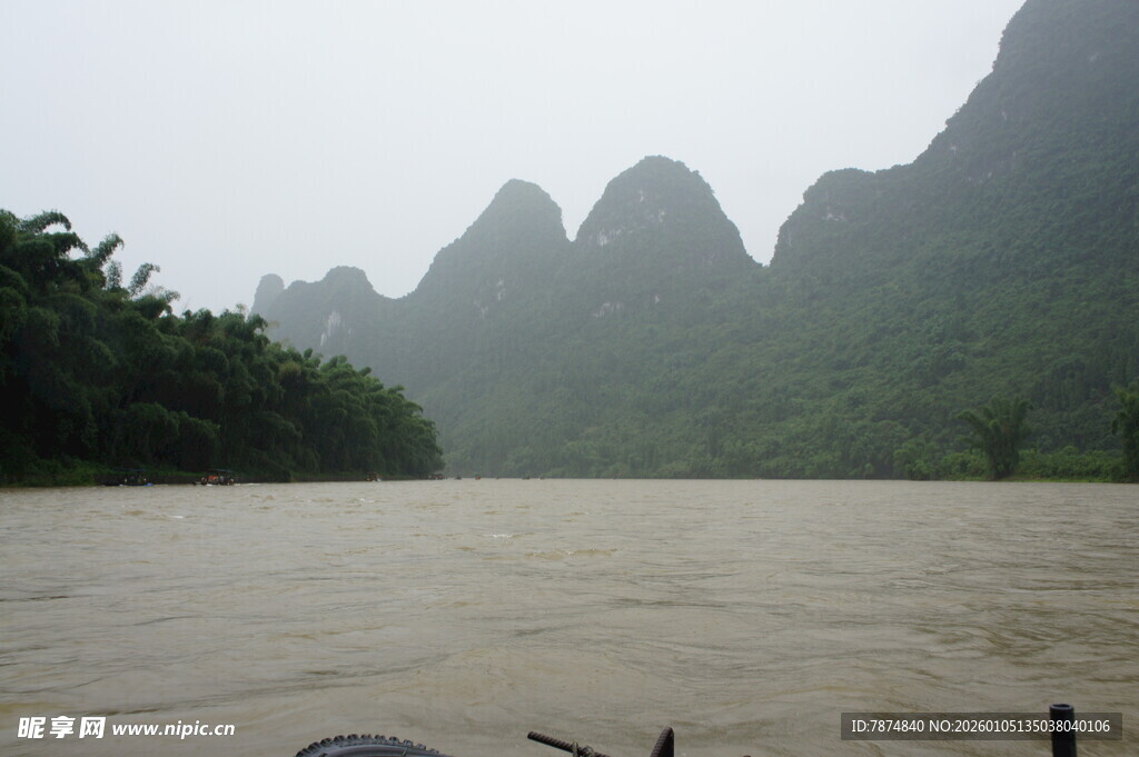 漓江山水烟雨朦胧景