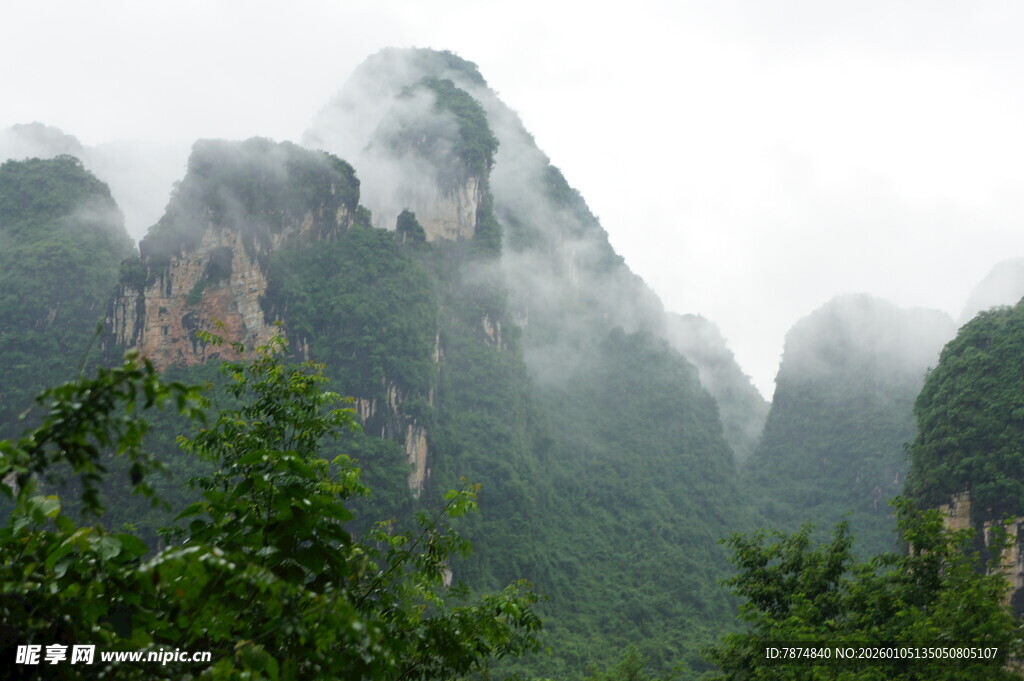 云雾缭绕的秀丽山峦