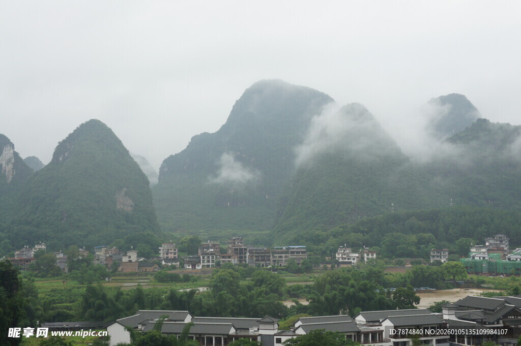 烟雨笼罩下的秀丽山水景