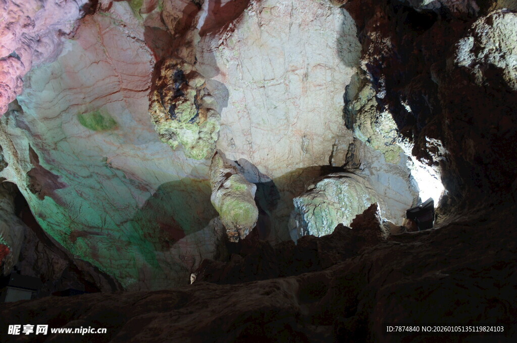 洞穴内五彩斑斓的岩石景观