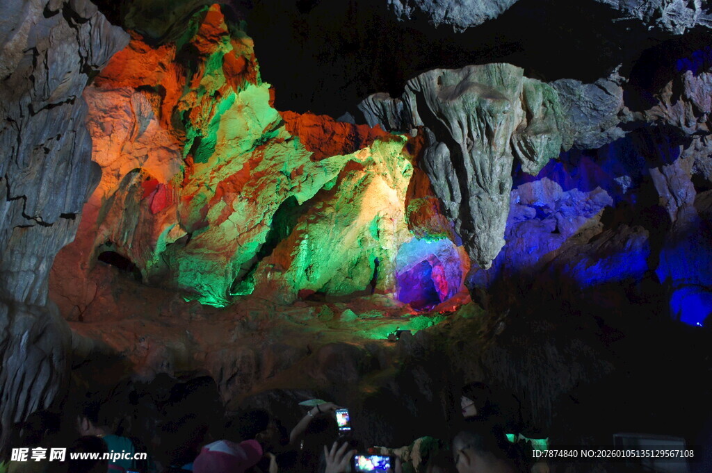 梦幻溶洞彩色灯光景观
