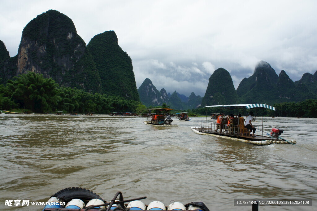 漓江山水间的竹筏游览