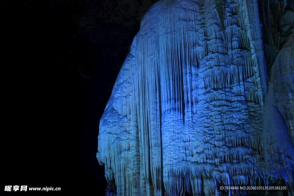 梦幻蓝色钟乳石景观