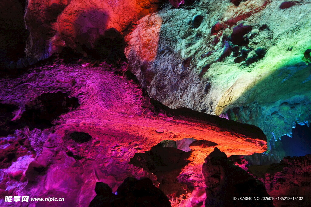 梦幻多彩的洞穴景观