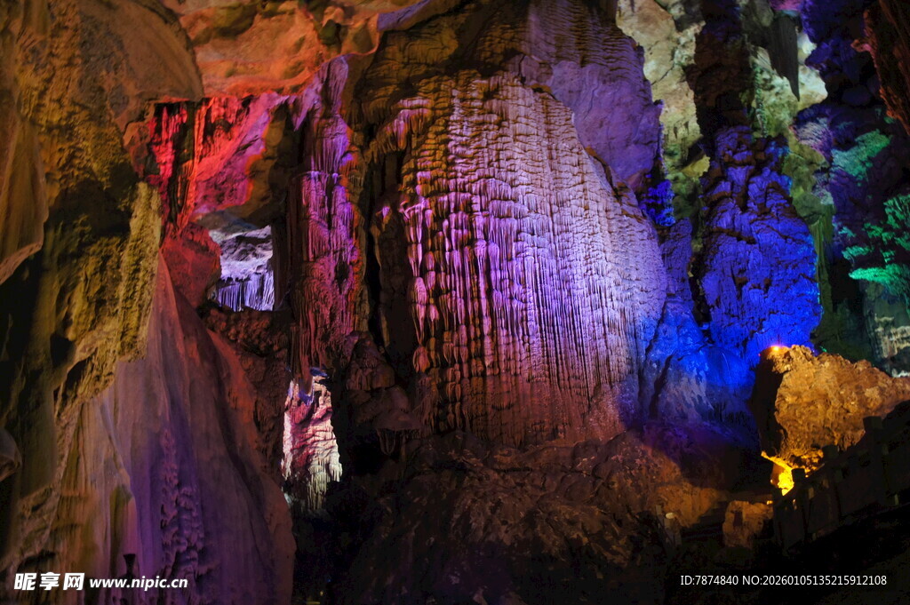 梦幻溶洞景观 色彩斑斓