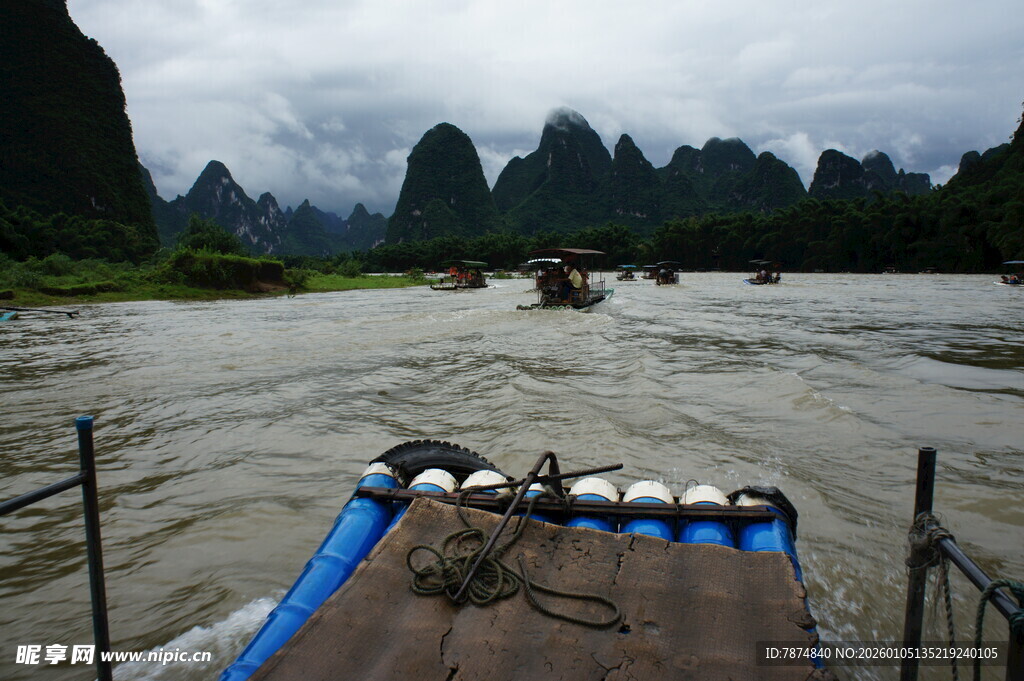 漓江竹筏行舟山水景