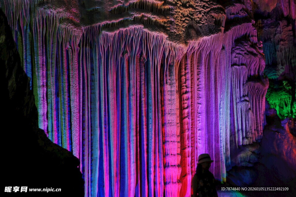 梦幻溶洞彩色钟乳石奇观
