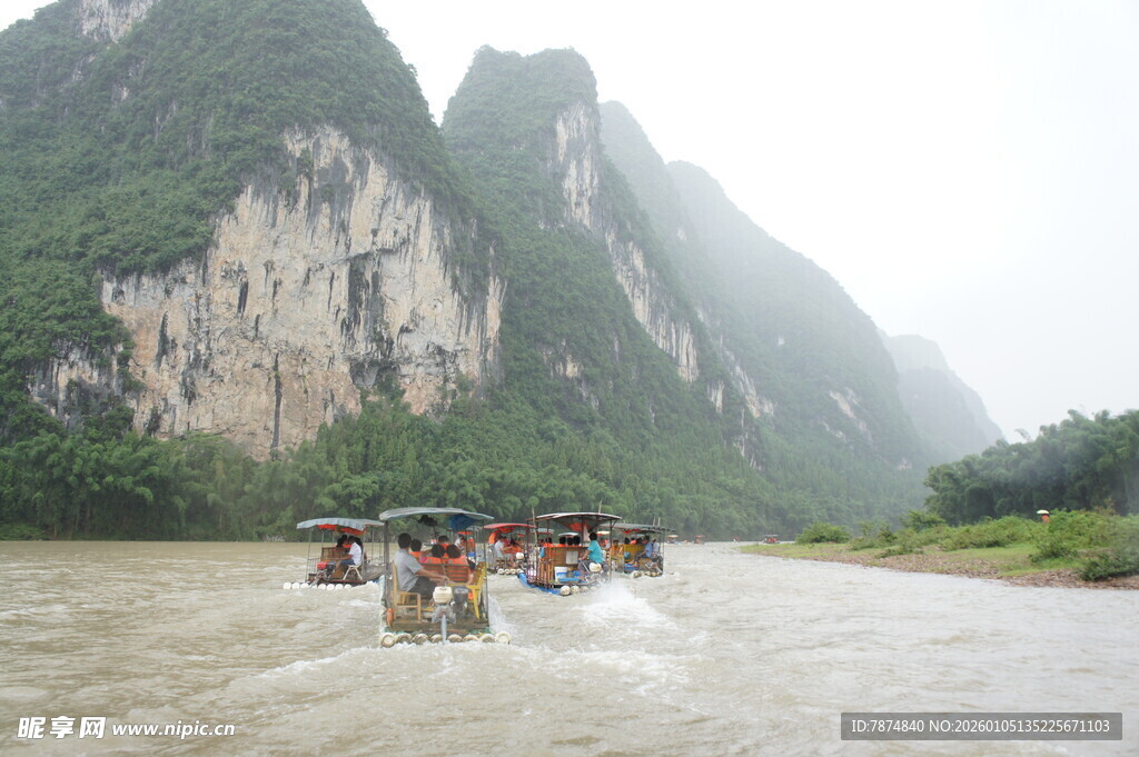 漓江山水间的游船之旅