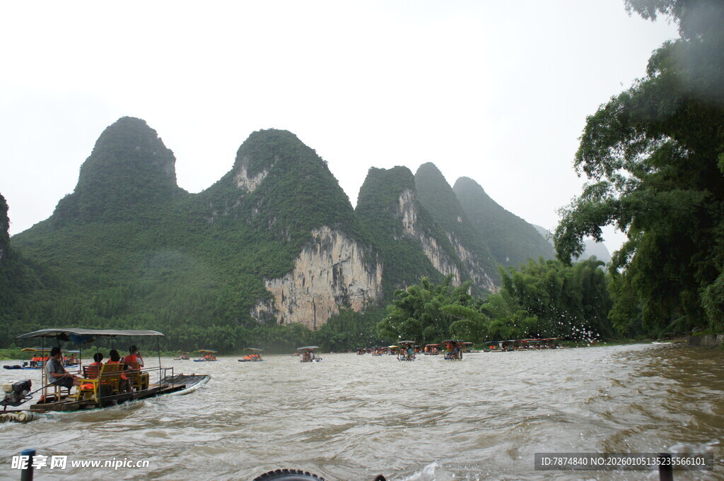 漓江山水间的乘船游览